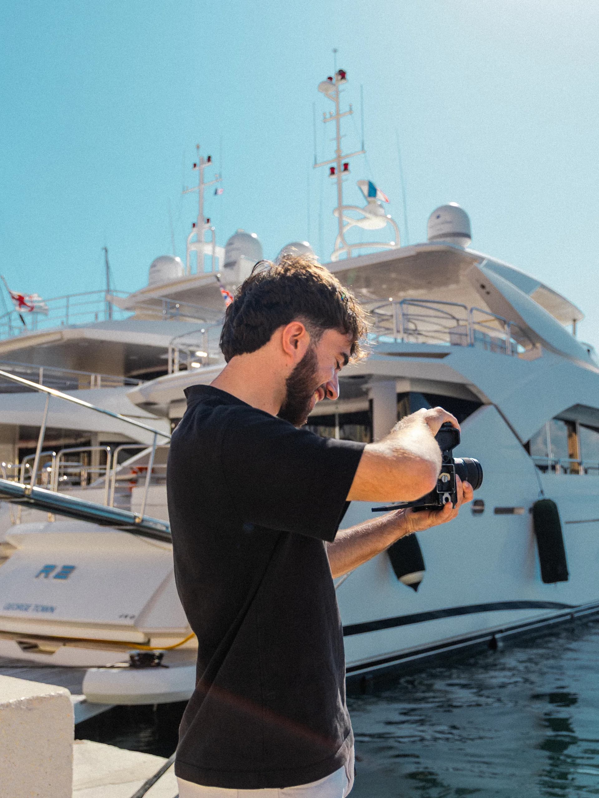 Hugo Bransard avec son matériel photo et vidéo