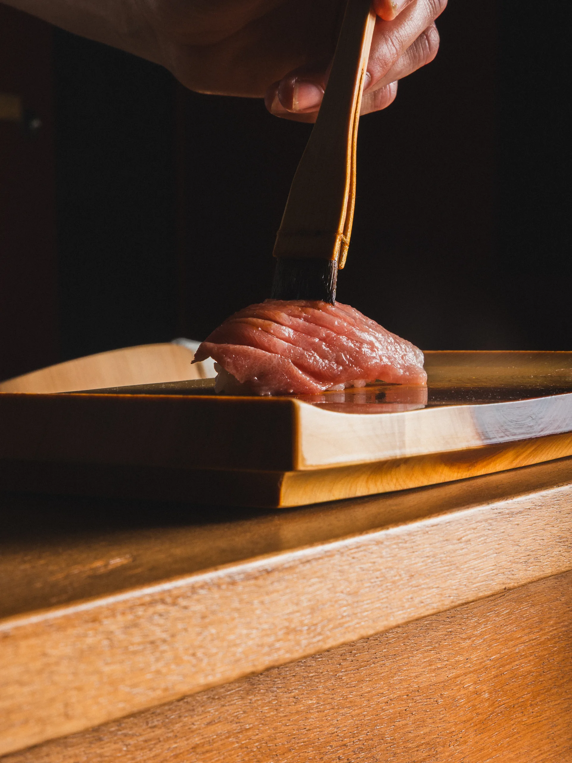 Photographie culinaire — découpe de saku de thon en restaurant gastronomique à Toulon, Hugo Bransard, photographe dans le Var